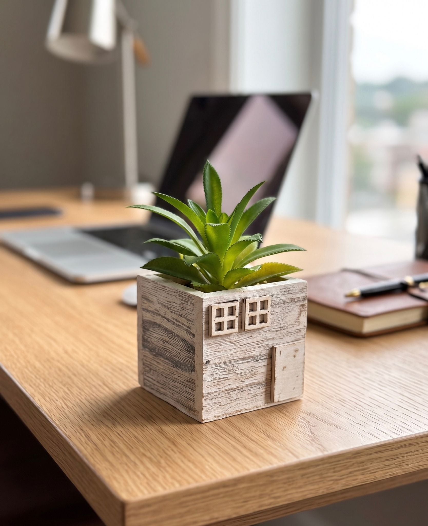 Plantă Verde Artificială în Ghiveci Decorativ "Căsuță Rustică" – Decor Minimalist Fără Întreținere