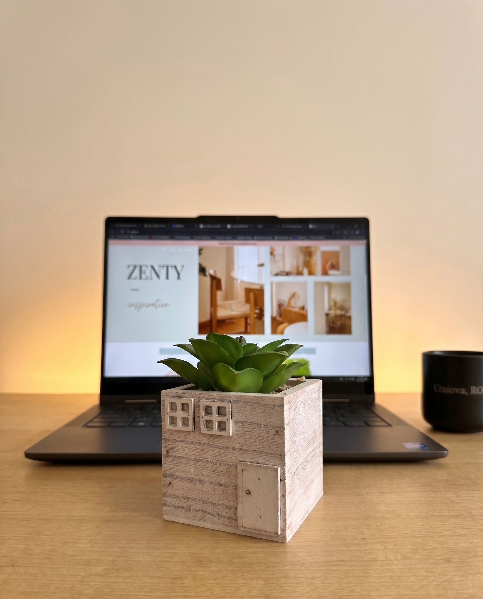 Plantă Decorativă Artificială în Ghiveci "Căsuță Rustică" – Decor Verde Minimalist Fără Întreținere